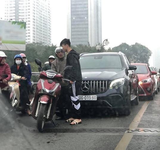 Duy Mạnh dựng và dắt xe SH cho người đàn ông sau va chạm nhẹ.