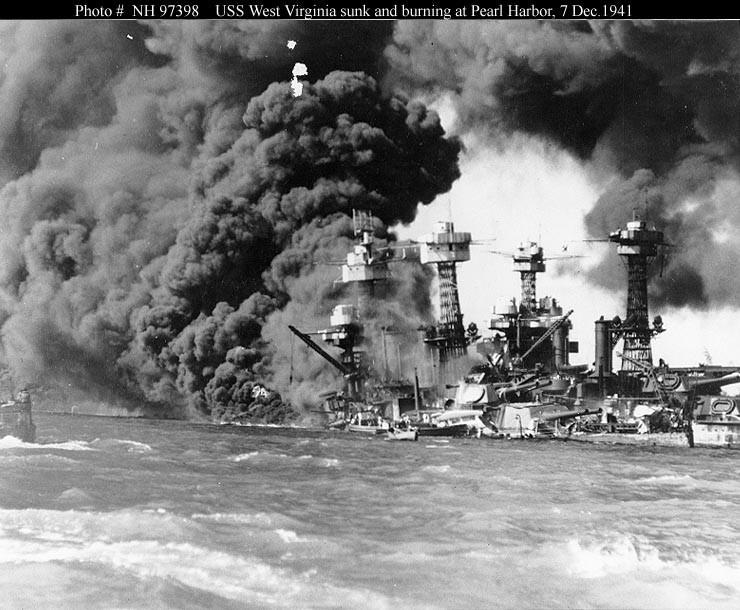 Tàu Arizona (ngoài cùng bên trái) bốc khói nghi ngút sau khi khoang chứa đạn trên tàu bị nổ. Nguồn ảnh: BI