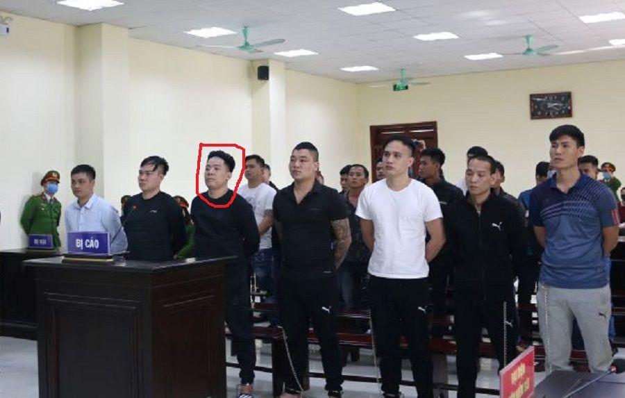 Nguyễn Đức Thành (khoanh đỏ) và các bị cáo tại phiên xét xử