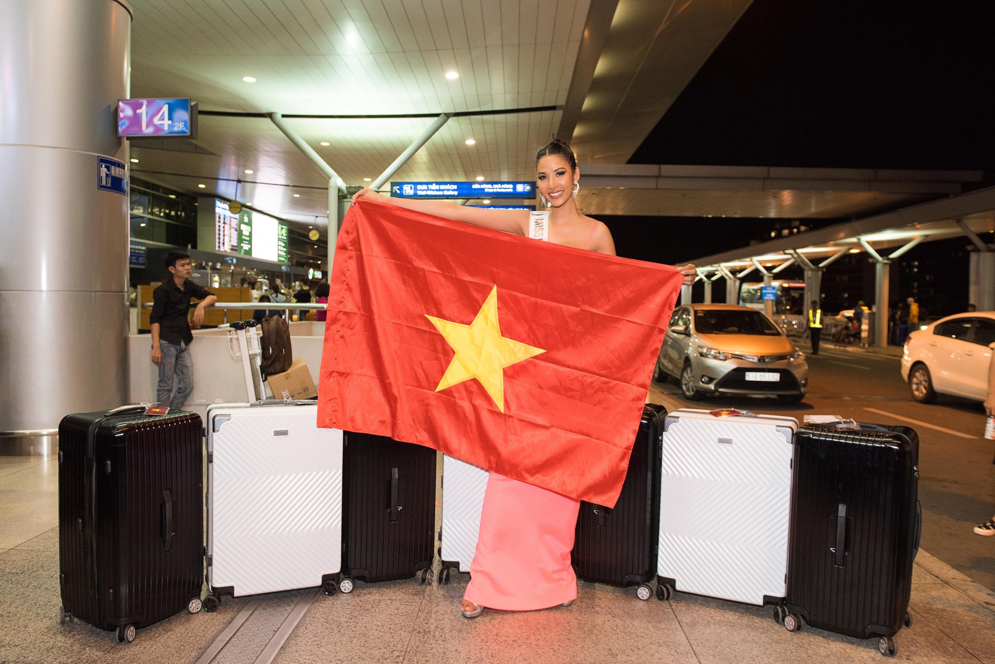Hoàng Thùy mang theo 12 kiện hành lý tham dự Miss Universe 2019
