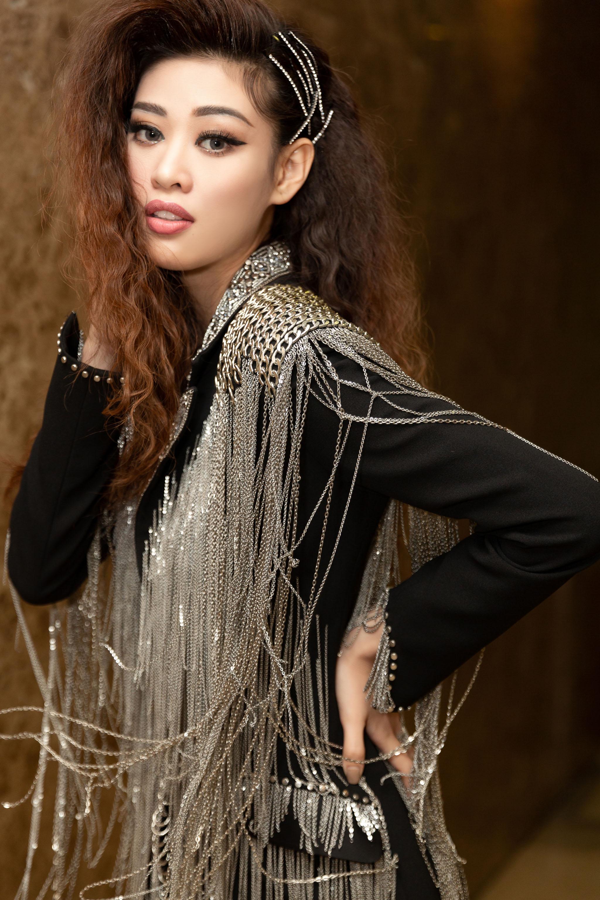 Chọn phong cách cá tính kết hợp với vest tua rua nằm trong BST “Another Day” của NTK Lê Thanh Hòa, Hoa hậu Khánh Vân và Á hậu Kim Duyên tạo dáng chuyên nghiệp trên thảm đỏ. 