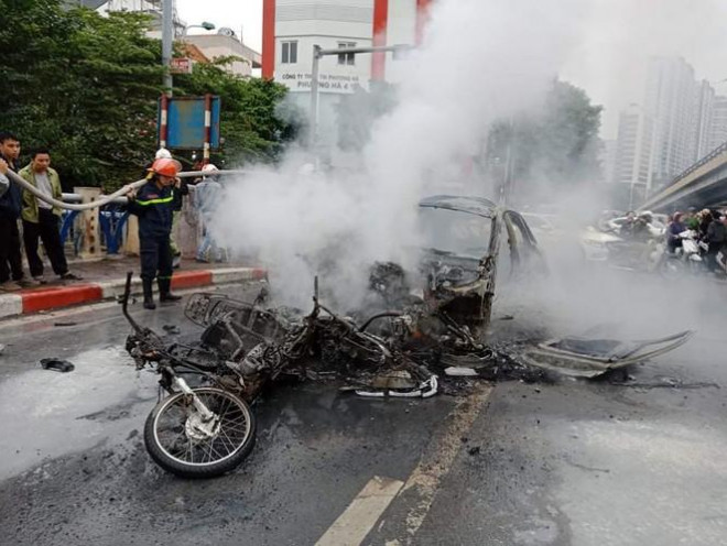 Xe sang Mercedes cháy rụi sau khi vượt đèn đỏ, một người chết - 13