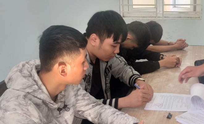 Quốc, An, Trường và Sơn tại cơ quan công an. Ảnh: Nguyên Vũ.