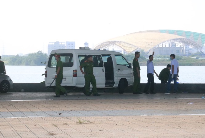 Công an khám nghiệm hiện trường nơi phát hiện một phần thi thể nạn nhân. Ảnh: Nguyễn Thành