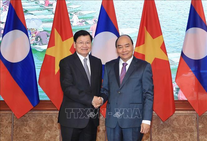 Thủ tướng Nguyễn Xuân Phúc đón Thủ tướng Lào Thongloun Sisoulith. Ảnh: Thống Nhất/TTXVN