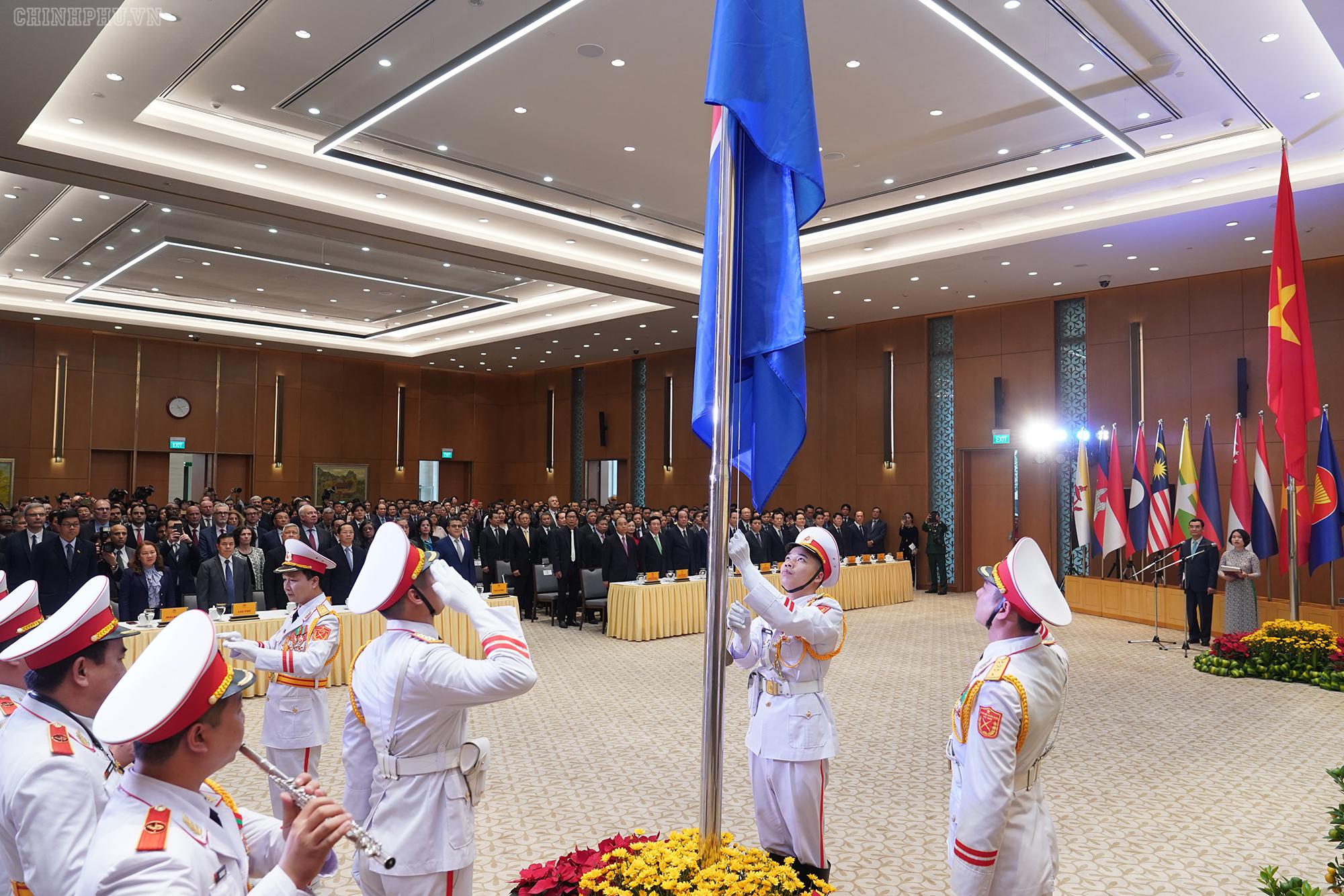 Nghi thức thượng cờ ASEAN - Ảnh: VGP
