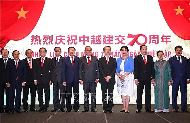 Phó Thủ tướng Thường trực Trương Hoà Bình và Đại sứ Trung Quốc tại Việt Nam Hùng Ba cùng các đại biểu tham dự buổi lễ. (Ảnh: TTXVN)