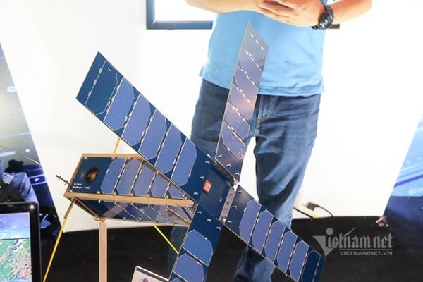 Mô hình vệ tinh siêu nhỏ NanoDragon. Ảnh: Trọng Đạt