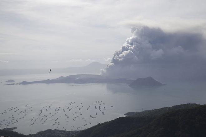 Khói bay lên từ núi lửa Taal từ tỉnh Cavita phía nam Philippines ngày 16/1. Ảnh: AP.