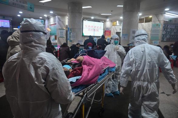 Cấp cứu bệnh nhân nghi nhiễm virus corona ở một bệnh viện ở Trung Quốc - Ảnh: AFP/TT