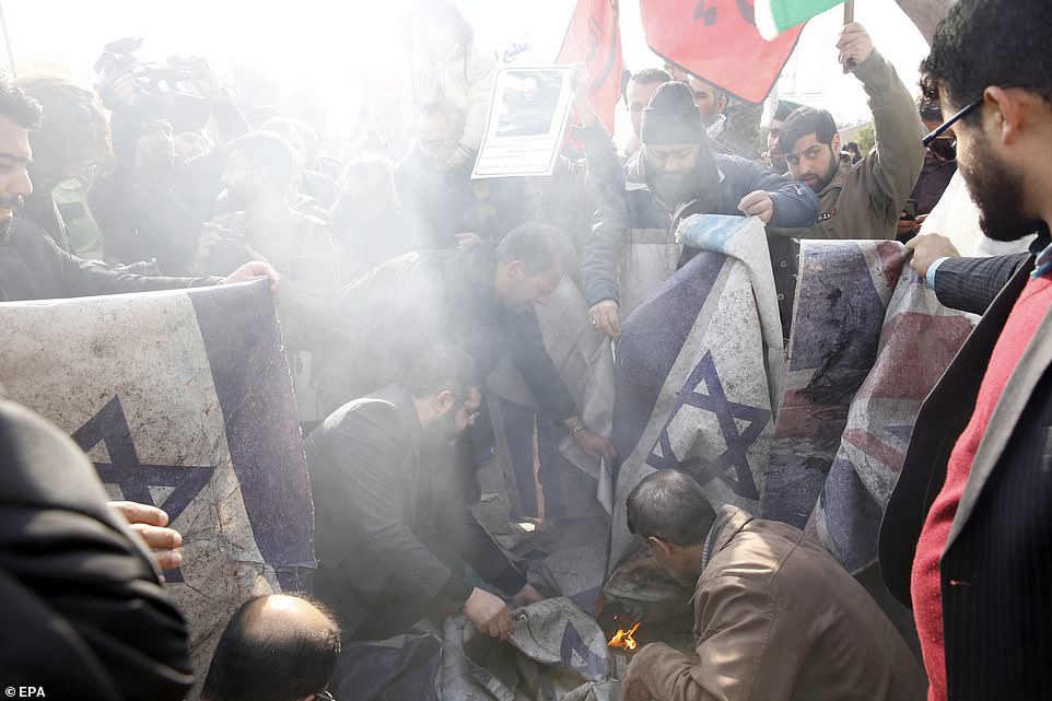 Người Iran đốt cả cờ của Israel - đồng minh thân thiết của Mỹ ở Trung Đông