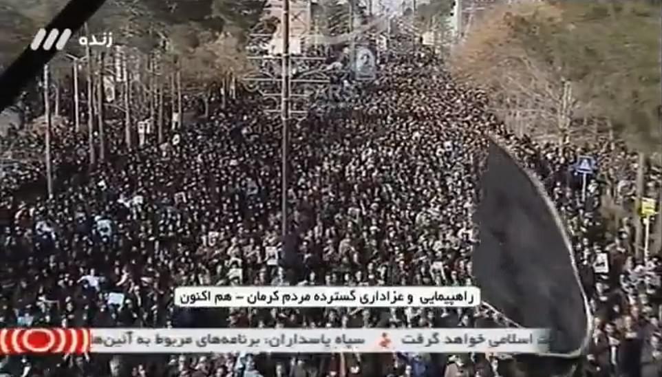 Hàng ngàn người Iran mặc trang phục đen xuất hiện trong đám tang của Tư lệnh lực lượng đặc nhiệm tinh nhuệ Quds của Iran – Tướng Qassem Soleimani - người đã chết thảm trong cuộc không kích mới đây của Mỹ.