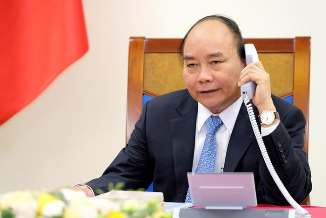 Thủ tướng Nguyễn Xuân Phúc điện đàm với Tổng thống Indonesia Joko Widodo. - Ảnh: VGP