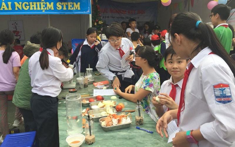 Chương trình sách giáo khoa mới yêu cầu học sinh sử dụng kiến thức, kỹ năng để giải quyết các tình huống thực tiễn, không chỉ ghi nhớ, học vẹt.