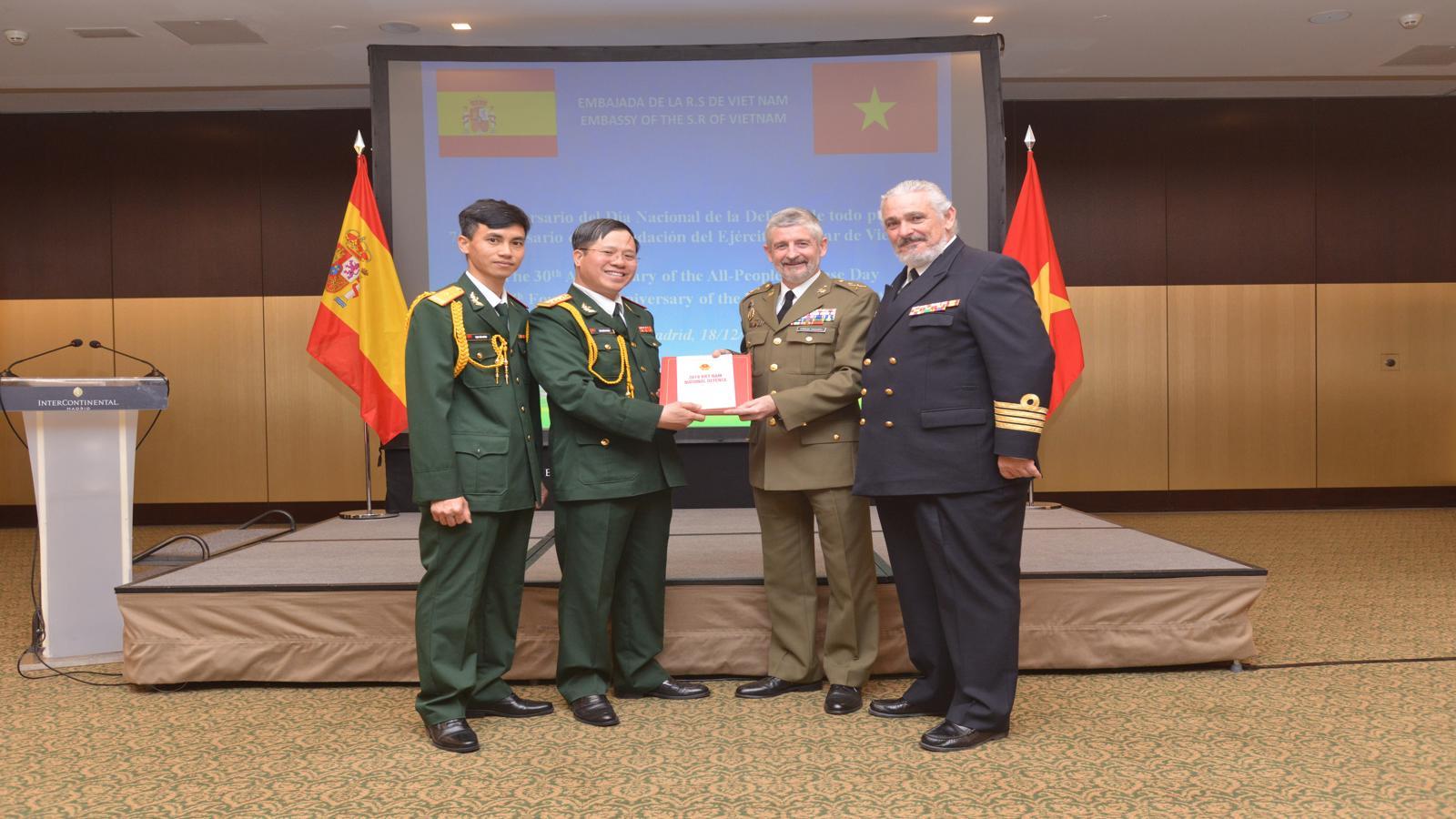 Cơ quan Tùy viên quốc phòng Việt Nam tại Tây Ban Nha trao tặng tượng trưng Sách trắng cho đại diện Bộ Quốc phòng Tây Ban Nha.