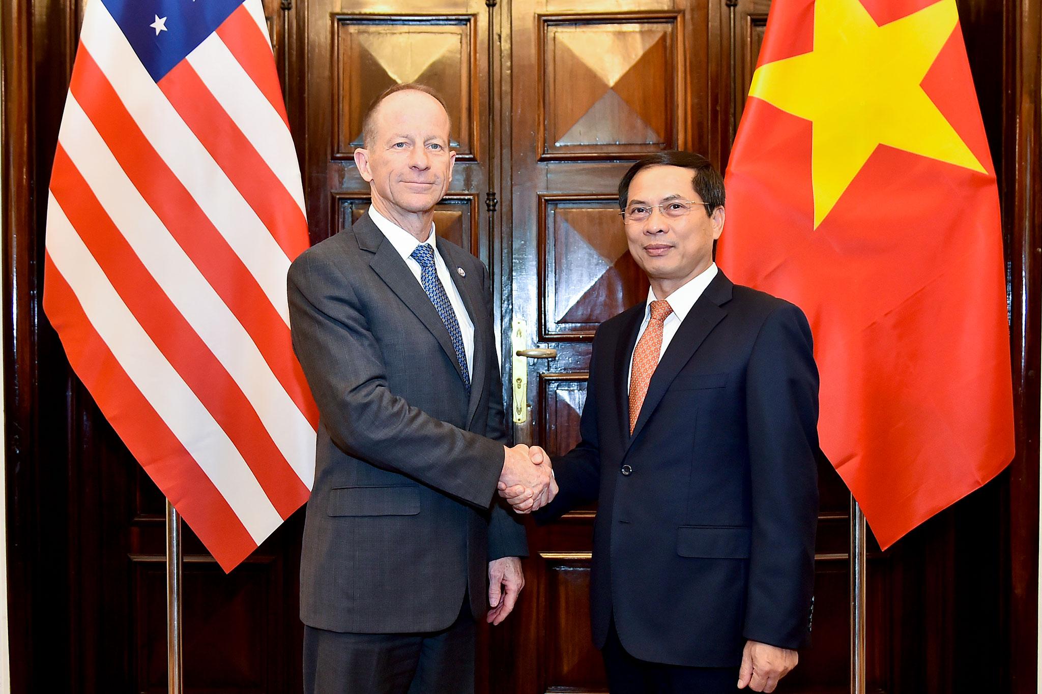 Thứ trưởng thường trực Bộ Ngoại giao Bùi Thanh Sơn trong cuộc gặp với Trợ lý Ngoại trưởng Hoa Kỳ David Stilwell