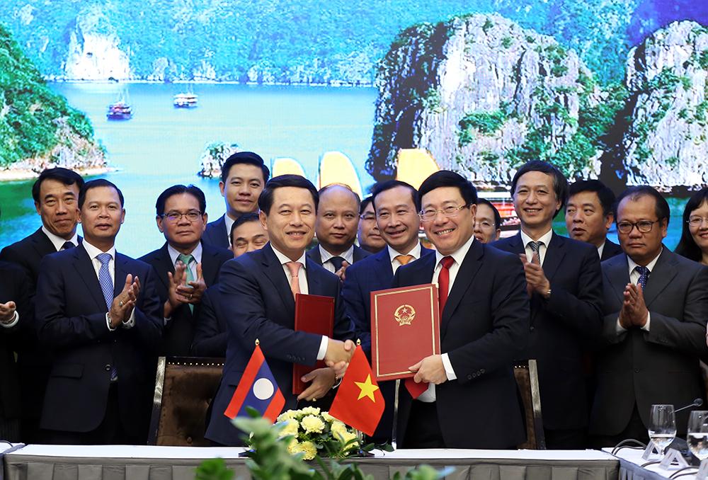 Phó Thủ tướng, Bộ trưởng Ngoại giao Phạm Bình Minh và Bộ trưởng Ngoại giao Lào Saleumxay Kommasith đã ký Chương trình Hành động về hợp tác giữa Bộ Ngoại giao Việt Nam và Bộ Ngoại giao Lào về thúc đẩy hơn nữa công tác ngoại giao kinh tế giai đoạn 2020-2025.