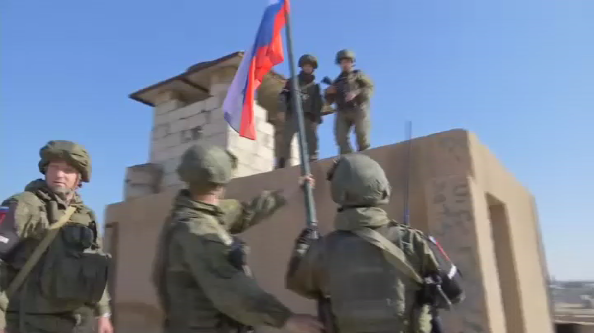 Lực lượng Nga kéo cờ lên khu vực căn cứ mà Mỹ bỏ lại ở chiến trường Syria