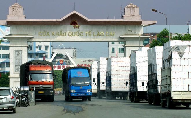 Hoạt động thông quan tại cửa khẩu quốc tế Lào Cai