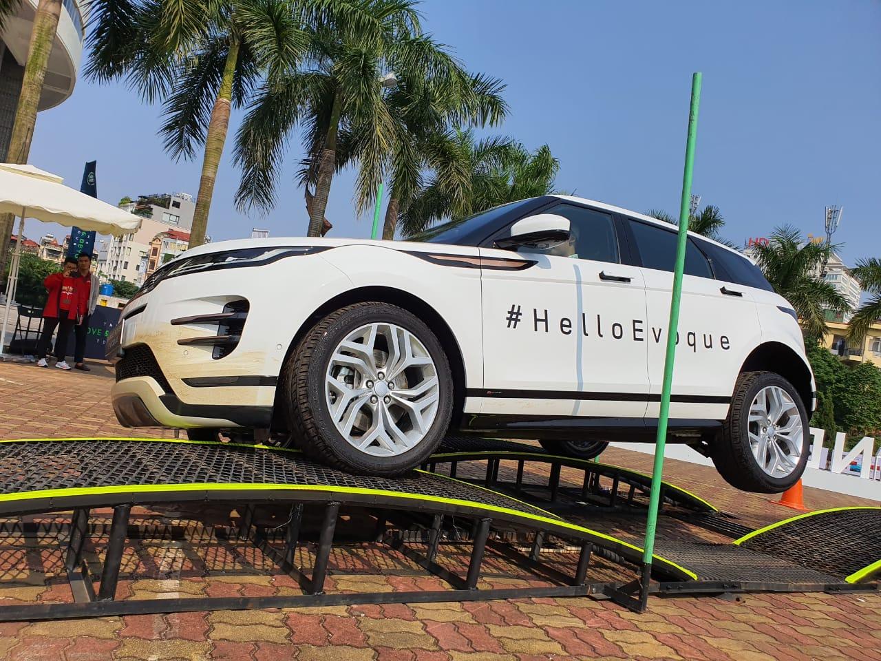 Trải nghiệm xe Land Rover Evoque 2020 lội nước, lên “đỉnh trời”