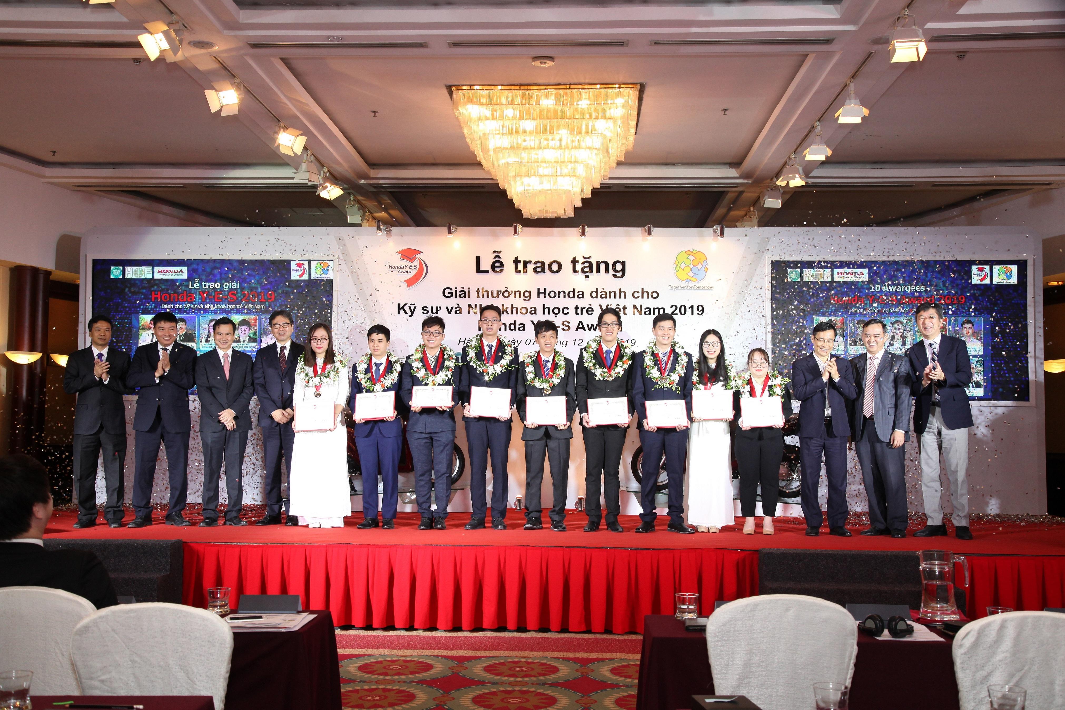 Ban tổ chức tặng hoa cho các sinh viên đoạt giải