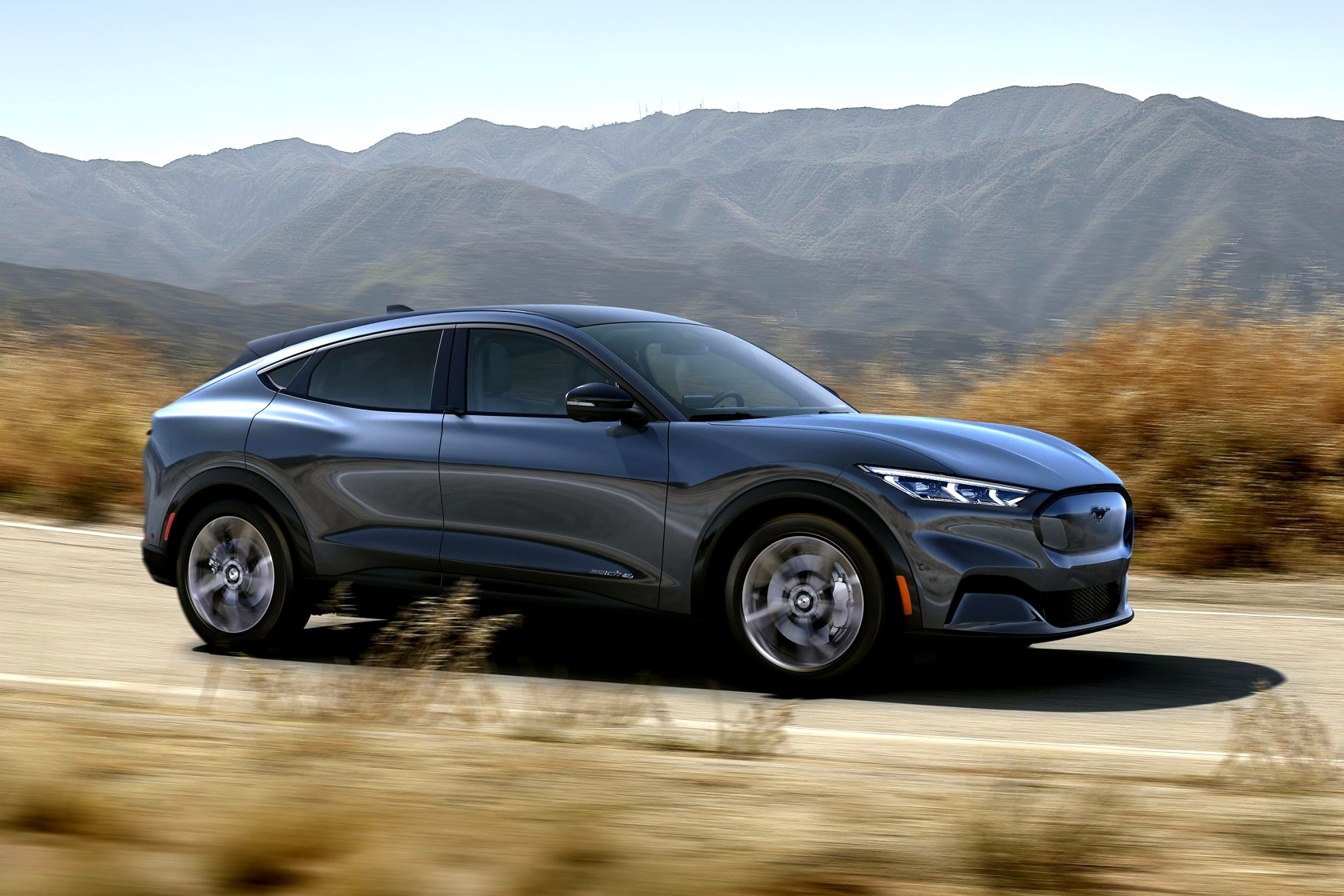 ford mustang mach e ra mat crossover thuan dien gia 44000 usd