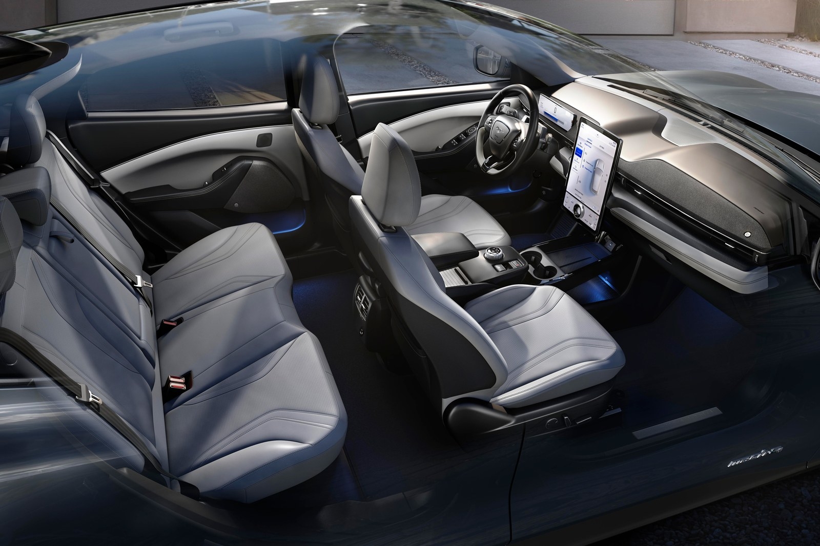 ford mustang mach e ra mat crossover thuan dien gia 44000 usd