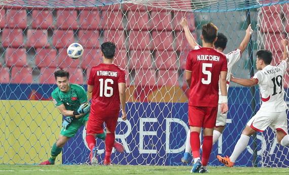 Tình huống Tiến Dũng mắc sai sót dẫn tới bàn thua của U23 Việt Nam. Ảnh: AFC