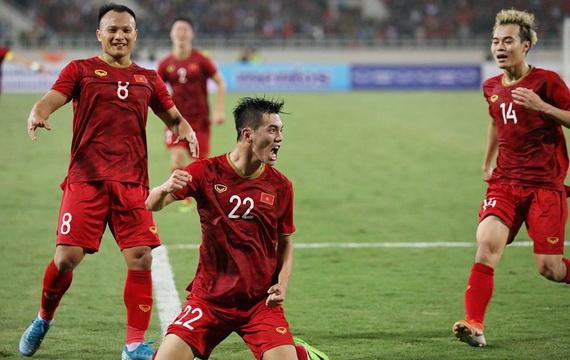 Tiến Linh ăn mừng bàn thắng vào lưới tuyển UAE tại vòng loại World Cup 2022