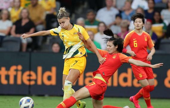 Australia (áo vàng) sẽ đụng độ tuyển nữ Việt Nam tại vòng play off Olympic Tokyo