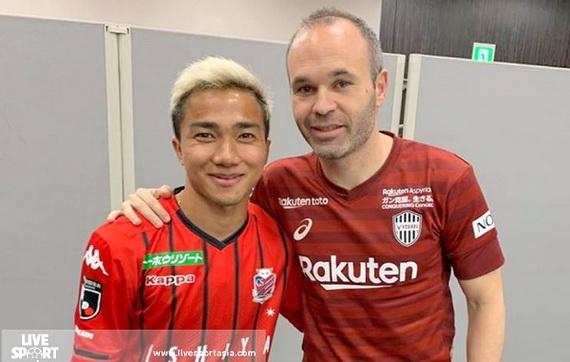 Chanathip Songkrasin (trái) chụp ảnh cùng thần tượng Iniesta
