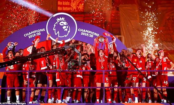 Liverpool được trao cúp vô địch Ngoại hạng Anh sau trận đấu với Chelsea