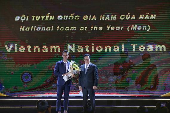 Ngọc Hải đại diện nhận danh hiệu Đội tuyển xuất sắc nhất năm của tuyển Việt Nam