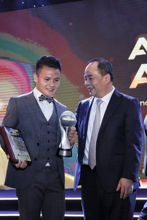 Thứ trưởng Bộ VH-TT-DL Chủ tịch VFF Lê Khánh Hải chúc mừng Quang Hải đoạt giải 