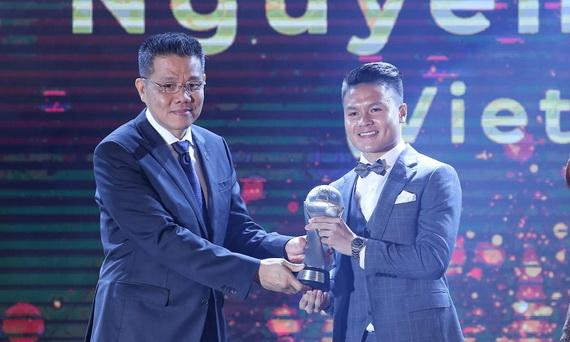 Ông Khiev Sameth- Chủ tịch AFF trao giải thưởng Cầu thủ xuất sắc nhất cho Quang Hải