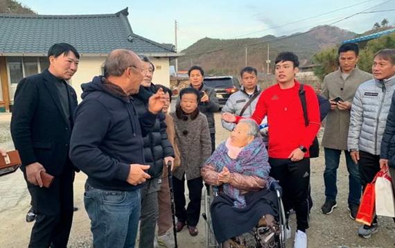 HLV Park Hang Seo bật khóc khi về thăm mẹ già 97 tuổi!