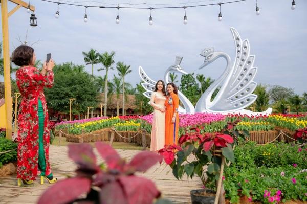 Đôi thiên nga được đặt giữa hàng vạn bông hoa tuylip là địa điểm chụp ảnh không thể thiếu khi đến Lễ hội tết Ecopark 2020