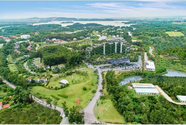 Tòa nhà xanh nhất hành tinh Forest In The Sky tại Đại Lải có thiết kế độc đáo với hành lang thoáng khí, lưu thông khí trời kết hợp với hơn 70.000 cây xanh. Đây cũng là lựa chọn lưu trú của rất nhiều du khách.