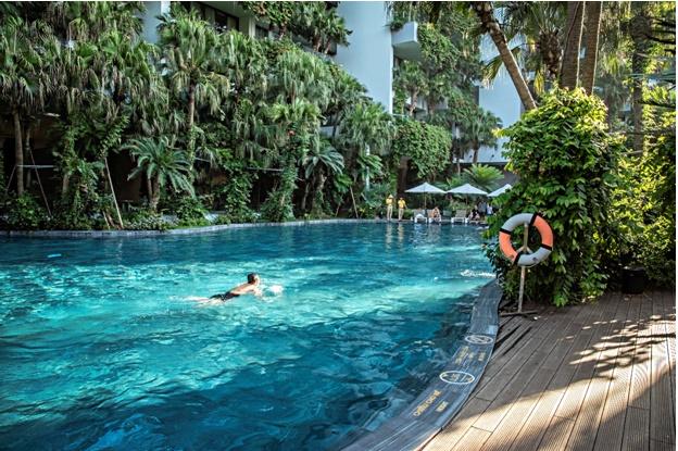 Bể bơi nước nóng ngoài trời cũng là một điểm nhấn thú vị của nhiều resort trong chu trình tăng cường sức khỏe, thư giãn tinh thần.