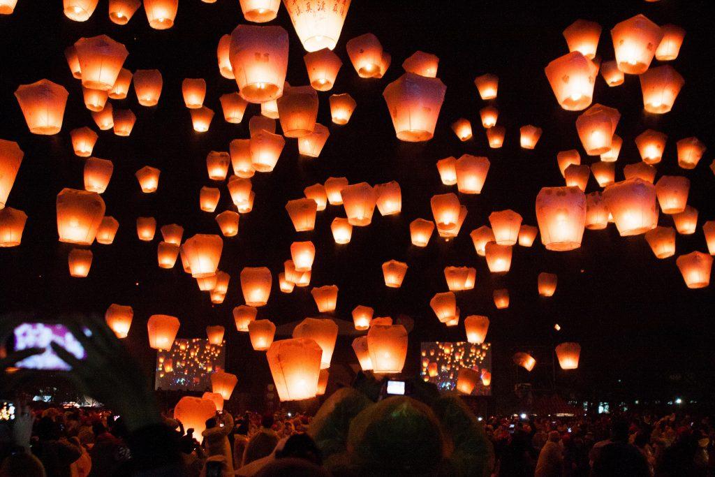 Nếu có mặt tại lễ hội đúng vào các thời khắc đẹp nhất của phiên thả đèn, bạn sẽ được chứng kiến cả bầu trời lung linh ánh sáng của những chiếc đèn rực rỡ