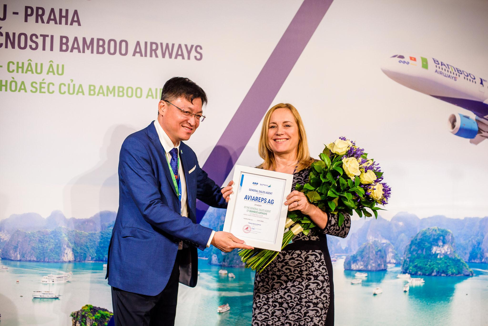 Bamboo Airways đã chính thức giới thiệu và ra mắt Tập đoàn AVIAREPS là Tổng Đại lý của Hãng tại Séc. AVIAREPS có hơn 25 năm kinh nghiệp và 67 văn phòng đại diện trên 48 quốc gia, là một trong những đơn vị cung ứng giải pháp dịch vụ hàng không hàng đầu tại Châu Âu, đại diện cho hơn 250 đối tác lớn trên toàn cầu - Ảnh: Bamboo Airways