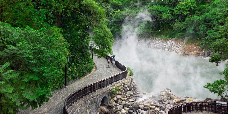 Sẽ là một trải nghiệm khó quên khi mùa xuân đến được ngâm mình trong làn nước nóng, ngắm mây trời và thiên nhiên.