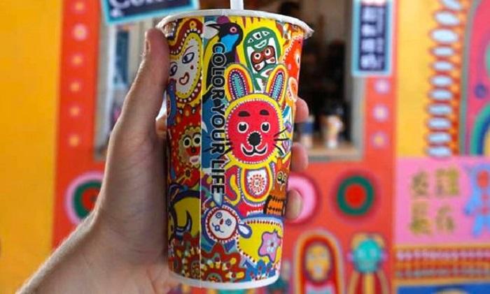 Làng Cầu Vồng không thu phí vào cửa. Bạn có thể duy trì sự phát triển của làng bằng việc mua một vài món đồ lưu niệm tại đây nhé.
