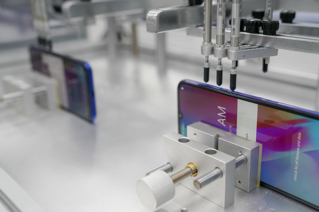 Mỗi chiếc điện thoại Vsmart xuất xưởng đều đảm bảo tuyệt đối việc lấy mẫu và kiểm tra lô sản phẩm tuân thủ bảng tiêu chuẩn quốc tế AQL. Một trong những bài kiểm tra là test độ bền phím vật lý bằng robot. Với 200.000 lần thử nghiệm, nếu phím vẫn hoạt động bình thường, mẫu điện thoại mới được coi như vượt qua bài kiểm tra.