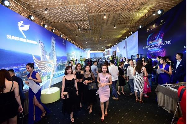 Khu vực check - in tạo ấn tượng mạnh mẽ với khách tham dự bằng lối bài trí tinh tế, nghệ thuật.
