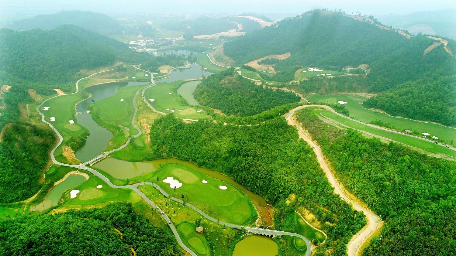 Geleximco Hilltop Valley Golf Club được đánh giá là sân golf có địa hình thách thức bậc nhất Việt Nam.