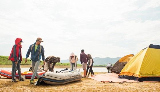Du khách có thể cắm trại và chèo xuồng cao su thám hiểm sông nước mênh mông