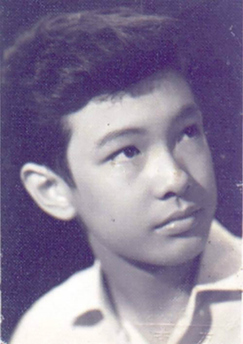 [CaptionNSƯT Chánh Tín tên đầy đủ là Nguyễn Chánh Tín, sinh ngày 29/11/1952 tại Bạc Liêu. Ông là con trai của hào kiệt xứ Bạc Liêu - Nguyễn Chánh Minh - với Hoa khôi Lưu Ngọc Lan. Dù người cha thành kiến với đàn ca hát xướng, Chánh Tín sớm bộc lộ năng khiếu và đam mê với nghệ thuật. Ông Nguyễn Chánh Minh qua đời khi Chánh Tín 15 tuổi. Sau khi cha mất, tài tử theo học trường Mạc Đĩnh Chi (Sài Gòn), bắt đầu thực hiện đam mê ca hát.