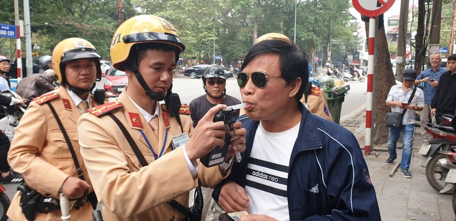 Uống 2 chén rượu, người đàn ông điều khiển xe máy bị phạt 7 triệu đồng - ảnh 2