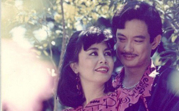 [CaptionÔng gặp được một nửa của cuộc đời mình - ca sĩ Bích Trâm - khi cả hai cùng tham gia ban văn nghệ của Đại học Luật.